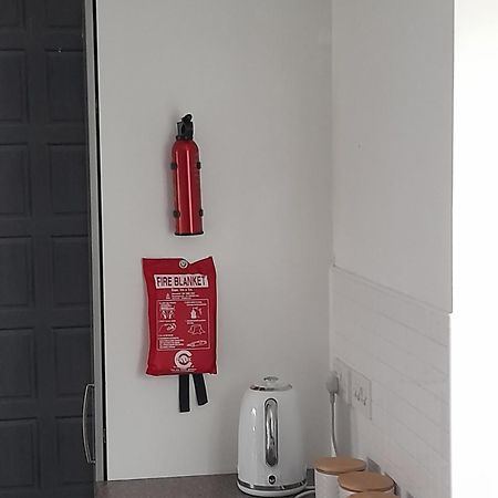 Penthouse Apartment Free Wi-Fi & Parking Occasional Bed Available Солихъл Екстериор снимка