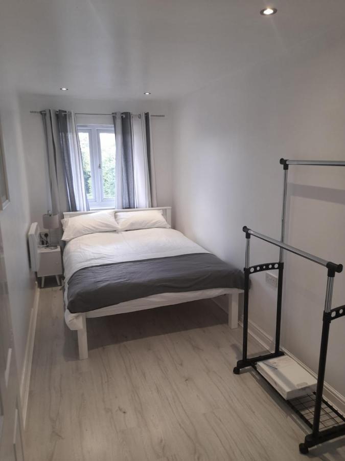 Penthouse Apartment Free Wi-Fi & Parking Occasional Bed Available Солихъл Екстериор снимка