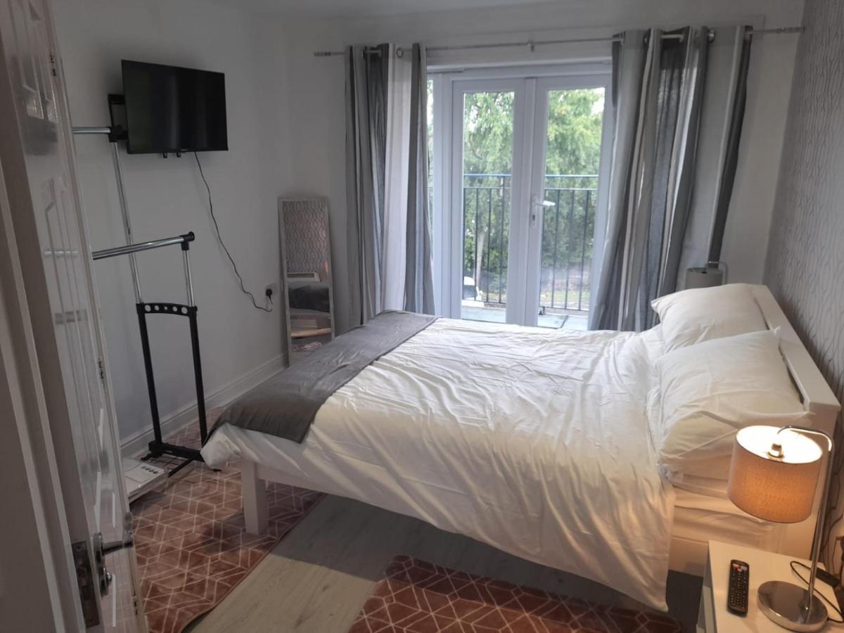 Penthouse Apartment Free Wi-Fi & Parking Occasional Bed Available Солихъл Екстериор снимка