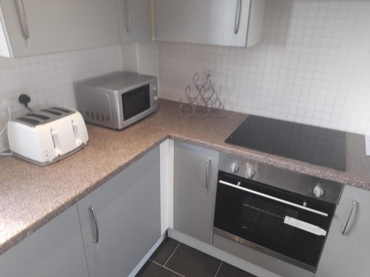 Penthouse Apartment Free Wi-Fi & Parking Occasional Bed Available Солихъл Екстериор снимка