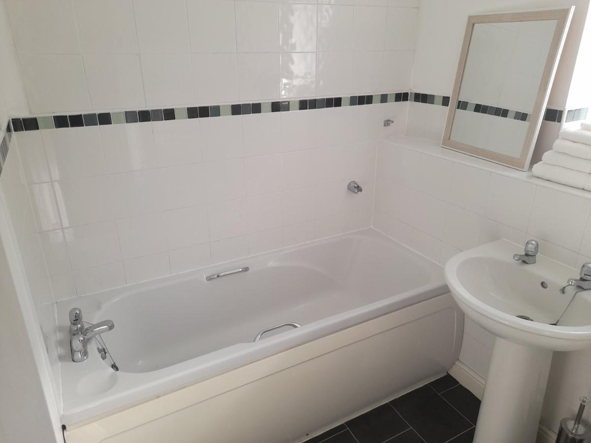 Penthouse Apartment Free Wi-Fi & Parking Occasional Bed Available Солихъл Екстериор снимка